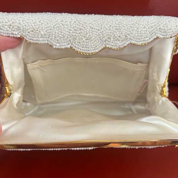 Vintage 1960’s white beaded purse with embroidered flowers & scalloped closure. - Picture 6 of 11